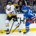 Alexis Lafrenière nº 13 do New York Rangers em ação durante o jogo contra o San Jose Sharks no Madison Square Garden em 23 de outubro de 2025.