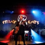 Os Stray Cats encerram a turnê cênica nos Estados Unidos meses depois que Brian Setzer é identificado com uma doença auto-imune