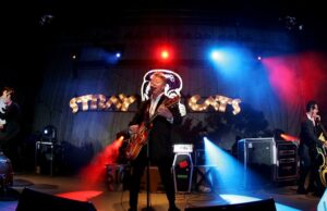 Os Stray Cats encerram a turnê cênica nos Estados Unidos meses depois que Brian Setzer é identificado com uma doença auto-imune Os Stray Cats encerram a turnê cênica nos Estados Unidos meses depois que Brian Setzer é identificado com uma doença auto-imune