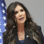 Os asseclas de Trump desperdiçam milhões de dólares de impostos em anúncios beijando sua bunda