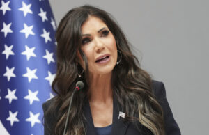 Kristi Noem impõe uma ‘proibição total de viagens’ após tiroteio em DC Os asseclas de Trump desperdiçam milhões de dólares de impostos em anúncios beijando sua bunda