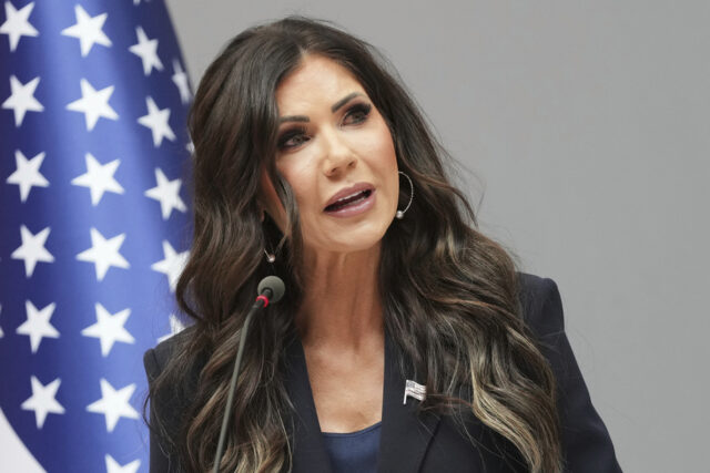 Os asseclas de Trump desperdiçam milhões de dólares de impostos em anúncios beijando sua bunda

