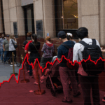 Pessoas fazem fila do lado de fora da loja ABC Bullion em Martin Place, Sydney, 22 de outubro de 2025.