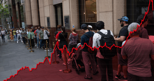Pessoas fazem fila do lado de fora da loja ABC Bullion em Martin Place, Sydney, 22 de outubro de 2025. 