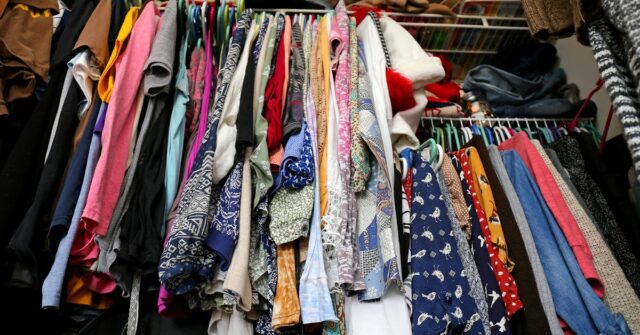 Os australianos têm US $ 25 bilhões em roupas não usadas. Eles podem doar sem sair de casa

