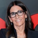 DUSSELDORF, ALEMANHA - 14 DE JULHO: Isabelle Hartmann é vista usando óculos escuros estreitos pretos da Saint Laurent, um blazer bege oversize da The Frankie Shop, por baixo de um top preto da Massimo Dutti, shorts jeans de cintura alta da Agolde com cinto vintage de couro preto, anéis dourados, a bolsa Kelly da Hermes em couro preto, meias brancas e mocassins de couro preto da Chanel em 22 de julho de 2023 em Dusseldorf, Alemanha. (Foto de Jeremy Moeller/Getty Images)