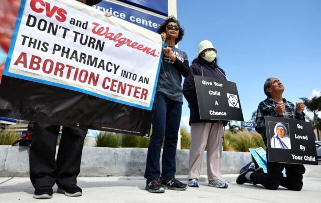 Os comprimidos de aborto genéricos de aprovação de Trump estimula a reação tradicional 

