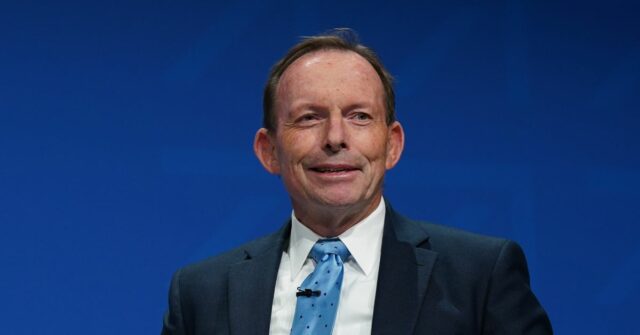 Tony Abbott, ex -primeiro -ministro australiano participa de um painel de discussão com o Secretário de Estado das Sombras para Assuntos Estrangeiros, Commonwealth e Desenvolvimento, Priti Patel, na Conferência do Partido Conservador do Complexo de Convenções Central de Manchester.