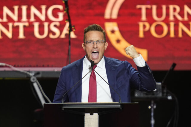 Piquete de manifestantes em resposta à suspensão do show noturno de Jimmy Kimmel, fora do Walt Disney Studios em Burbank, Califórnia, na quinta-feira, 18 de setembro de 2025. (AP Photo/Jae C. Hong)