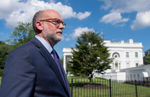 Os contribuintes de Chicago enfrentam a ira de Trump em meio ao desligamento do Partido Republicano Arquivo - Um trem da Autoridade de Trânsito de Chicago entra na nova estação Damen Ave. a apenas dois quarteirões do United Center, 12 de agosto de 2024. (AP Photo/Charles Rex Arbogast, arquivo)