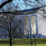 A candidata democrata ao governo, Abigail Spanberger, dirige-se a uma multidão em um comício em sua alma mater, JR Tucker High School, em Henrico, Virgínia, segunda-feira, 16 de junho de 2025. (Mike Kropf /Richmond Times-Dispatch via AP)