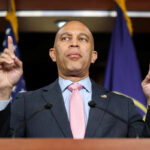 O líder da minoria na Câmara, Hakeem Jeffries, D-Nova York, fala durante uma entrevista coletiva no Capitólio em Washington, DC, em 28 de outubro de 2025, para discutir como a paralisação governamental em curso está afetando os benefícios de ajuda alimentar e cuidados de saúde do SNAP.