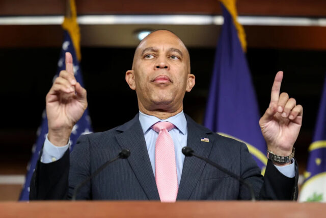 Os democratas parecem prontos para ceder à paralisação enquanto Trump O líder da minoria na Câmara, Hakeem Jeffries, D-Nova York, fala durante uma entrevista coletiva no Capitólio em Washington, DC, em 28 de outubro de 2025, para discutir como a paralisação governamental em curso está afetando os benefícios de ajuda alimentar e cuidados de saúde do SNAP.