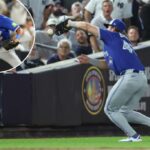 Uma bola de chão atingida por New York Yankees Ben Rice se afasta do segundo base de Toronto Blue Jays, Isiah Kiner-Falefa, durante o jogo 3 do ALDS em 7 de outubro de 2025.