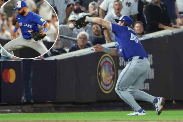 Uma bola de chão atingida por New York Yankees Ben Rice se afasta do segundo base de Toronto Blue Jays, Isiah Kiner-Falefa, durante o jogo 3 do ALDS em 7 de outubro de 2025.