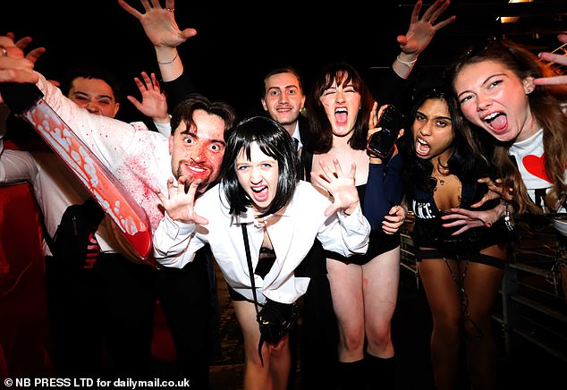 Os foliões do Halloween festejam até tarde da noite enquanto LEEDS: Um grupo de jovens vestidos como vários personagens de filmes icônicos como Mia Wallace, de Pulp Fiction