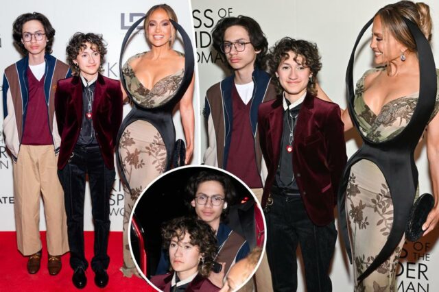 Os gêmeos de Jennifer Lopez, Emme e Max, 17 anos, fazem uma aparição rara no tapete vermelho para 'Kiss of the Spider Woman'

