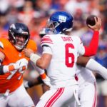 O quarterback do New York Giants, Jaxson Dart (6), recua para fazer um passe contra o Denver Broncos.