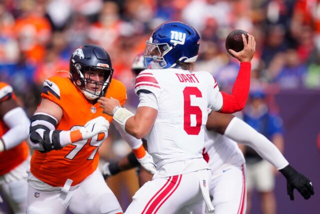 O quarterback do New York Giants, Jaxson Dart (6), recua para fazer um passe contra o Denver Broncos.
