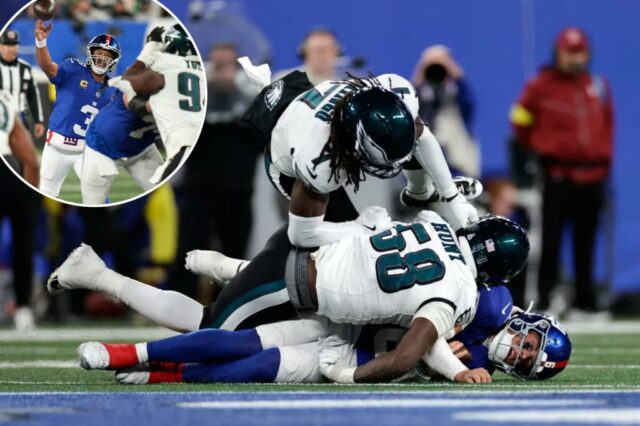 Jaxson Dart (6), do New York Giants, é abordado por Jalyx Hunt (58), do Philadelphia Eagles, e Kelee Ringo (7).