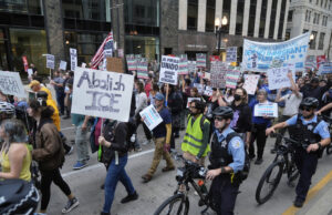 Os idiotas de direita percebem que irritar os latinos é uma má política Desenho animado de Clay Jones