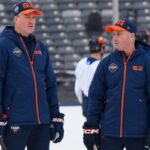 O técnico dos Islanders, Patrick Roy (l.), com o técnico de goleiros Piero Greco (r.) em 2024.