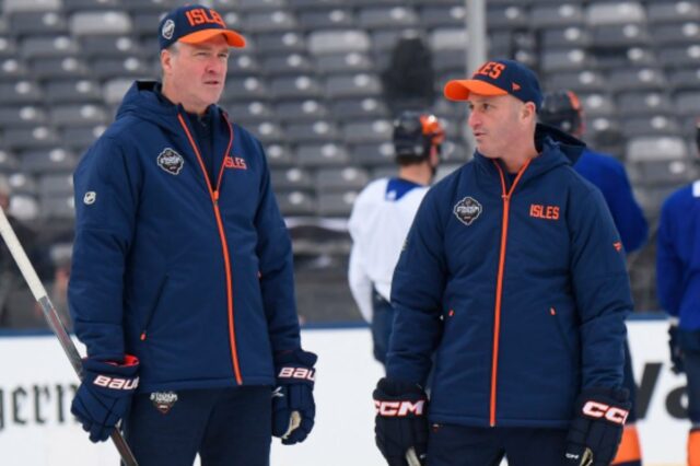 O técnico dos Islanders, Patrick Roy (l.), com o técnico de goleiros Piero Greco (r.) em 2024.