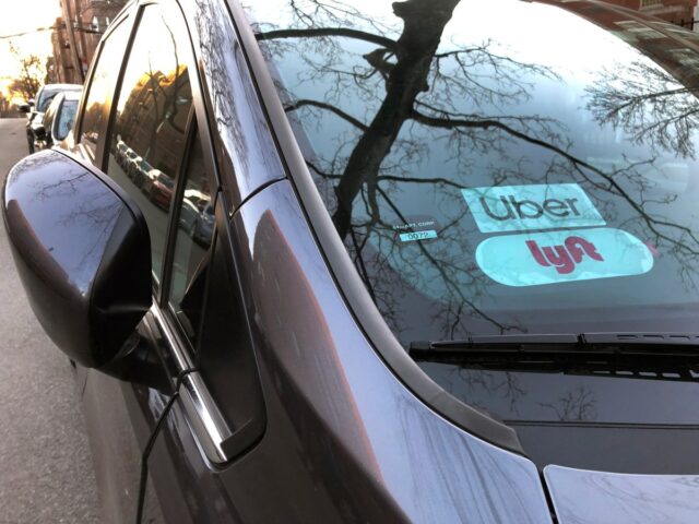 Os indicadores do Newsom custam que oferecem aos motoristas Uber e Lyft no estado de ouro o direito de sindicalizar 

