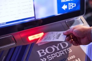 Os jogos para PC da Boyd alcançam receitas de US$ Close de uma mão pegando um pedaço de papel semelhante a um recibo de um. Máquina Boyd Sports. Boyd Gaming atinge receita de US$ 1 bilhão no terceiro trimestre, afirma relatório