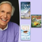 Henry Winkler sorrindo enquanto usava um suéter de lavanda sobre uma camisa de colarinho branco.