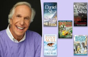 Os livros favoritos de Henry Winkler o ajudaram a superar seu medo de ler Henry Winkler sorrindo enquanto usava um suéter de lavanda sobre uma camisa de colarinho branco.