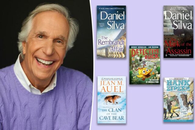Henry Winkler sorrindo enquanto usava um suéter de lavanda sobre uma camisa de colarinho branco.