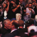 ARQUIVO - Joe Rogan é visto na pesagem cerimonial do evento de artes marciais mistas UFC 292, sexta-feira, 18 de agosto de 2023, em Boston. (Foto AP / Gregory Payan, arquivo)