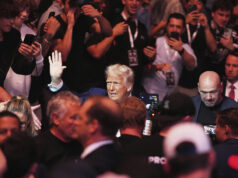 Trump planeja luta de aniversário do UFC durante tempo de inatividade da guerra ARQUIVO - Joe Rogan é visto na pesagem cerimonial do evento de artes marciais mistas UFC 292, sexta-feira, 18 de agosto de 2023, em Boston. (Foto AP / Gregory Payan, arquivo)