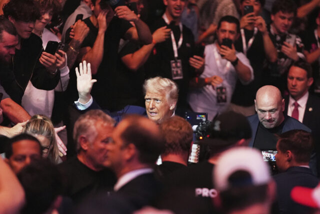 Os melhores amigos de Trump no UFC estão deixando seu ARQUIVO - Joe Rogan é visto na pesagem cerimonial do evento de artes marciais mistas UFC 292, sexta-feira, 18 de agosto de 2023, em Boston. (Foto AP / Gregory Payan, arquivo)