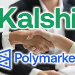Os mercados de previsão Kalshi e Polymarket aumentam de valor à medida que o escopo muda. Logotipos Kalshi e Polymarket sobre imagem genérica de pessoas apertando as mãos