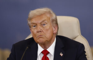 Os mineiros de carvão nunca pensaram que Trump tornaria o pulmão negro grande novamente Um grupo de mineiros de carvão distribui cartazes antes da chegada do presidente Donald Trump em um comício de campanha no aeroporto do condado de Altoona-Blair em Martinsburg, Pensilvânia, segunda-feira, 26 de outubro de 2020. (AP Photo/Gene J. Puskar)