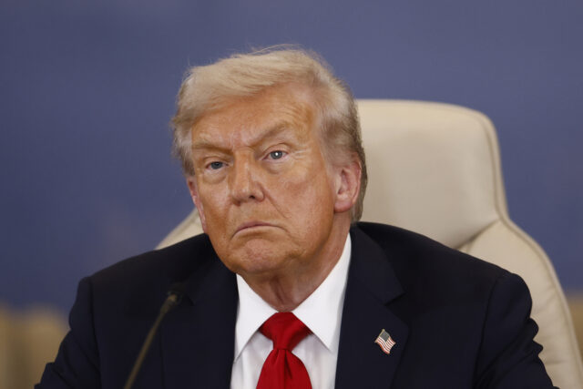 Um grupo de mineiros de carvão distribui cartazes antes da chegada do presidente Donald Trump em um comício de campanha no aeroporto do condado de Altoona-Blair em Martinsburg, Pensilvânia, segunda-feira, 26 de outubro de 2020. (AP Photo/Gene J. Puskar)