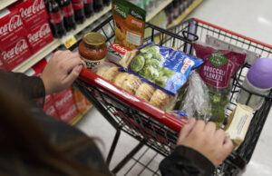 Trump concorda em matar apenas um pouco as famílias de fome A secretária de Agricultura, Brooke Rollins, fala com repórteres na Casa Branca, quarta-feira, 26 de fevereiro de 2025, em Washington. (Foto AP/Alex Brandon)