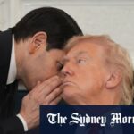 O secretário de Estado Marco Rubio conversa com Donald Trump na Casa Branca.
