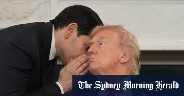 O secretário de Estado Marco Rubio conversa com Donald Trump na Casa Branca.