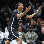 O atacante do Brooklyn Nets, Ziaire Williams (1), reage após uma decisão negativa dos árbitros no quarto período contra o Cleveland Cavaliers, no Barclays Center.