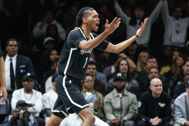 Os problemas de lesão dos Nets aumentam com Ziaire Williams O atacante do Brooklyn Nets, Ziaire Williams (1), reage após uma decisão negativa dos árbitros no quarto período contra o Cleveland Cavaliers, no Barclays Center.
