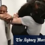 Os reféns israelenses David e Ariel Cunio se reencontram com seus entes queridos