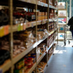 O deputado Clay Higgins, R-La., ouve testemunhas na primeira audiência pública de uma força-tarefa bipartidária do Congresso que investiga as tentativas de assassinato contra o ex-presidente Donald Trump, candidato presidencial republicano, no Capitólio em Washington, quinta-feira, 26 de setembro de 2024. (AP Photo/Rod Lamkey, Jr.)