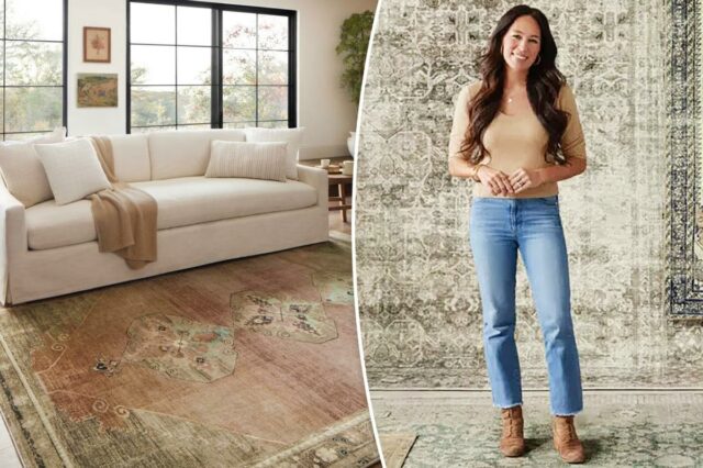 Os tapetes Magnolia de Joanna Gaines têm até 50% de Tapete envelhecido com padrão floral azul-petróleo e bege.