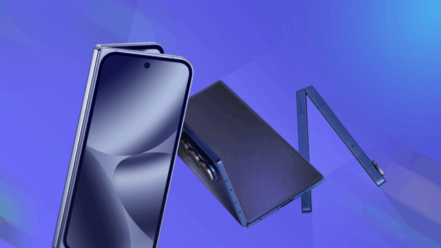 Google Pixel 10 Pro Fold e Samsung Galaxy Z Fold 7 encostados no céu