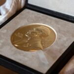 Arquivo - Uma medalha Nobel é vista na residência do embaixador sueco em Londres, 8 de dezembro de 2020. (Niklas Halle'n/Pool via AP, arquivo)