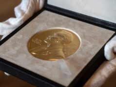 Os vencedores do Prêmio Nobel serão anunciados na próxima semana. O que saber sobre os prestigiados prêmios Arquivo - Uma medalha Nobel é vista na residência do embaixador sueco em Londres, 8 de dezembro de 2020. (Niklas Halle'n/Pool via AP, arquivo)