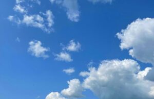 Os waffles consomem bluesky blue sky with white clouds